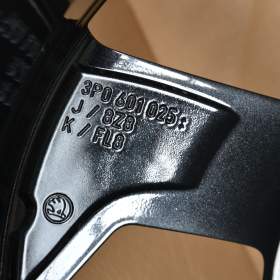 Foto inzerátu Škoda Superb III/IV/VW Passat B8-NOVÉ orig.Alu 18-8x18,ET44