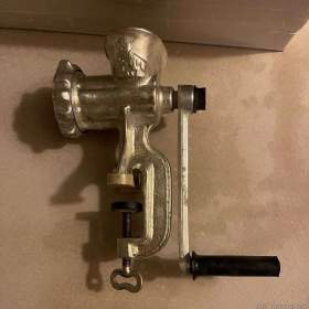 Fotka k inzerátu Prodám klasický ruční mlýnek na maso z kovu. / 16953496