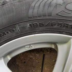 Foto inzerátu Prodám 4 kusy zimních pneu + kola z lehkých slitin