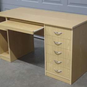 Fotka k inzerátu Pevný a kvalitní psací stůl / 18740487