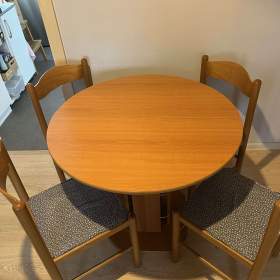 Foto inzerátu Jídelní kulatý rozkládací stůl + 4 židle