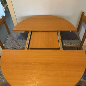 Foto inzerátu Jídelní kulatý rozkládací stůl + 4 židle