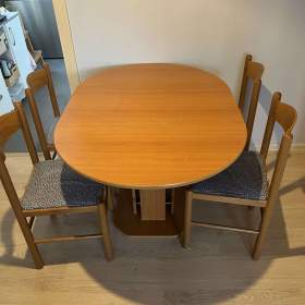 Foto inzerátu Jídelní kulatý rozkládací stůl + 4 židle
