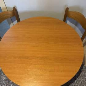 Foto inzerátu Jídelní kulatý rozkládací stůl + 4 židle