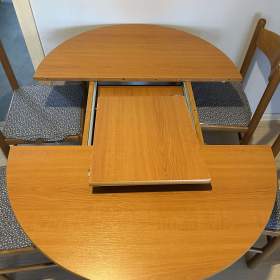 Foto inzerátu Jídelní kulatý rozkládací stůl + 4 židle