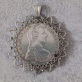 Fotka k inzerátu Velká stříbrná mince -  tolar Marie Terezie v rámu, punc, 37g / 19592942