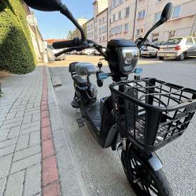 Foto inzerátu NOVÝ elektro skútr 350W – legální bez papírů, silný motor, plná výbava