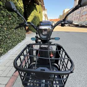 Foto inzerátu NOVÝ elektro skútr 350W – legální bez papírů, silný motor, plná výbava