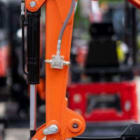 Foto inzerátu KINGWAY VIP15 s kabinou – Silný stroj s plným komfortem 