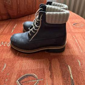Foto inzerátu Nové dámské zimní boty z pravé kůže a pravým beránkem