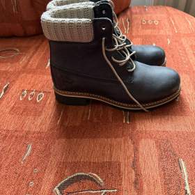 Foto inzerátu Nové dámské zimní boty z pravé kůže a pravým beránkem