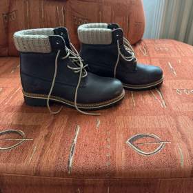 Foto inzerátu Nové dámské zimní boty z pravé kůže a pravým beránkem