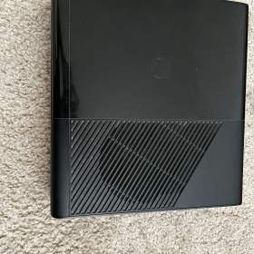 Fotka k inzerátu Xbox 360 e +250gb hdd +3 ovladače +6 her + origo kabeláž  / 19646623