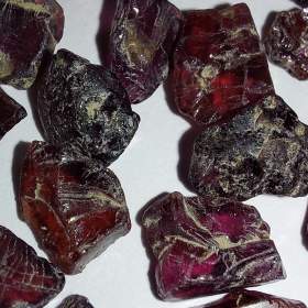 Fotka k inzerátu Surový Český granát -  pyrop almandín / 18943704