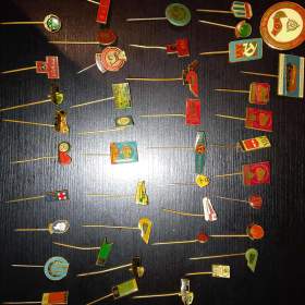 Foto inzerátu mix odznaky ČSD, lyžařské a jiné