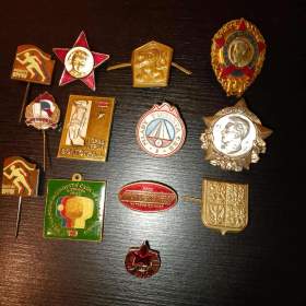 Foto inzerátu mix odznaky ČSD, lyžařské a jiné