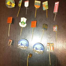 Foto inzerátu mix odznaky ČSD, lyžařské a jiné