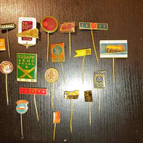 Foto inzerátu mix odznaky ČSD, lyžařské a jiné