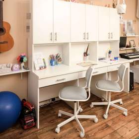 Fotka k inzerátu Stěna pro dětský pokoj, tři pracovní stoly se šuplíky a skřínkami / 17945659