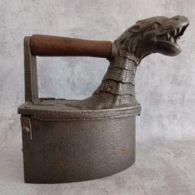 Fotka k inzerátu Atypicka velmi stará žehlička DRAK do vaší sbírky, k dekoraci / 19651232