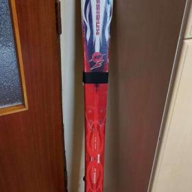 Fotka k inzerátu Lyže Kneissl 130 cm s vázáním Salomon a hůlkami Axis  / 17424828