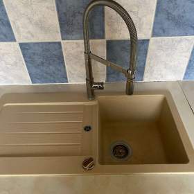 Fotka k inzerátu Kuchyňský dřez s baterií a odkapávačem / 19648529