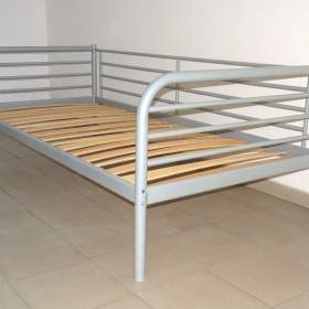 Foto inzerátu Kvalitní, pevná kovová postel s lanelovým roštem.