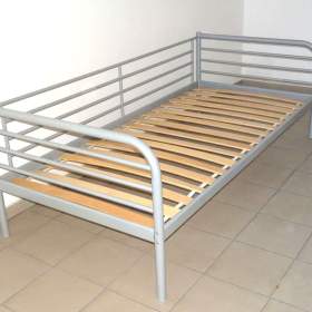 Fotka k inzerátu Kvalitní, pevná kovová postel s lanelovým roštem. / 17839575