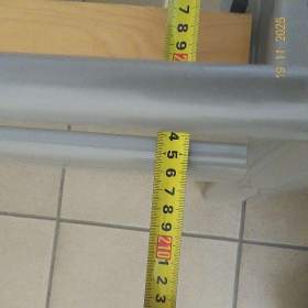 Foto inzerátu Kvalitní, pevná kovová postel s lanelovým roštem.