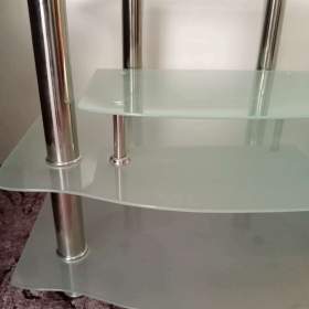 Foto inzerátu prodám skleněný TV stolek