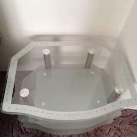 Foto inzerátu prodám skleněný TV stolek