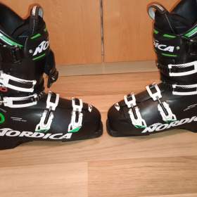Foto inzerátu Špičkové výkonostní lyžáky vel. 27/27,5