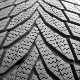 Foto inzerátu Prodám sadu zánovních zimních pneu 225/60 R18 Nexen