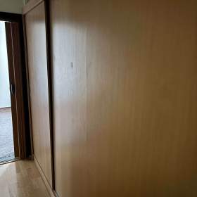 Výsuvná skříň na chodbě  / 19655298