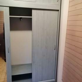 Foto inzerátu Šatní a policová skříň s nádstavbou