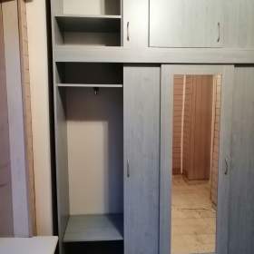 Foto inzerátu Šatní a policová skříň s nádstavbou