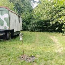 Fotka k inzerátu Zařízená maringotka Kunčice p. O., s elektřinou, posezením, ohništěm, 4.900 Kč se vším. / 19344121