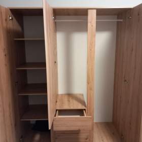 Foto inzerátu Šatní skříně, postele s roštem, komoda
