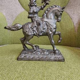 Fotka k inzerátu STARÉ KOVOVÉ TĚŽÍTKO -  SOCHA -  JEZDEC NA KONI SLITINA KOVU / 19098552