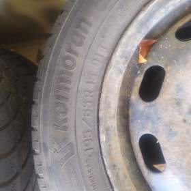 Foto inzerátu 2 kusy na zimní 195 65 R15 - oba kola 1000