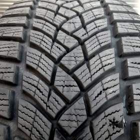 Fotka k inzerátu Sada pěkných zimních pneu 215/45 R16 90V GoodYear / 18442773