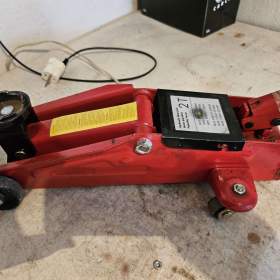 Fotka k inzerátu Hydraulicky zvedak  / 19457224