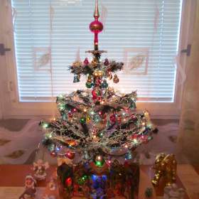 Fotka k inzerátu Vánoční stromek + 7 ramenný el. svícen...  / 17425589