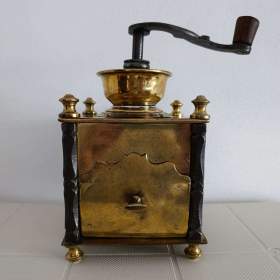 Fotka k inzerátu Krásný starožitný kavomlýnek s mosazi, ručně kované sloupky. / 18367599