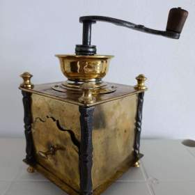 Foto inzerátu Krásný starožitný kavomlýnek s mosazi, ručně kované sloupky.