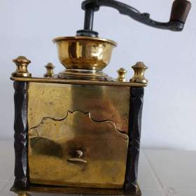 Foto inzerátu Krásný starožitný kavomlýnek s mosazi, ručně kované sloupky.