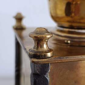 Foto inzerátu Krásný starožitný kavomlýnek s mosazi, ručně kované sloupky.