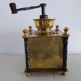 Foto inzerátu Krásný starožitný kavomlýnek s mosazi, ručně kované sloupky.