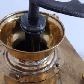 Foto inzerátu Krásný starožitný kavomlýnek s mosazi, ručně kované sloupky.