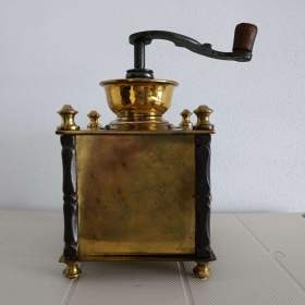 Foto inzerátu Krásný starožitný kavomlýnek s mosazi, ručně kované sloupky.